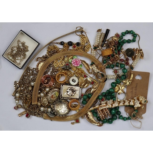 107 - Collection of mainly gold coloured jewellery to include a malachite necklace