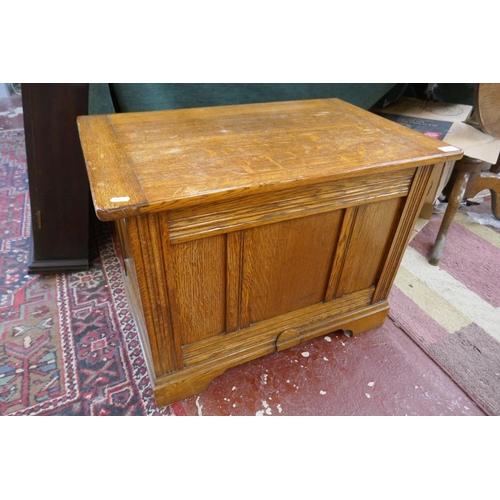 251 - Good quality oak blanket box - Approx size: W: 71cm D: 45cm H: 54cm