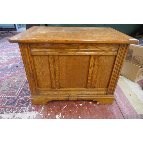 251 - Good quality oak blanket box - Approx size: W: 71cm D: 45cm H: 54cm