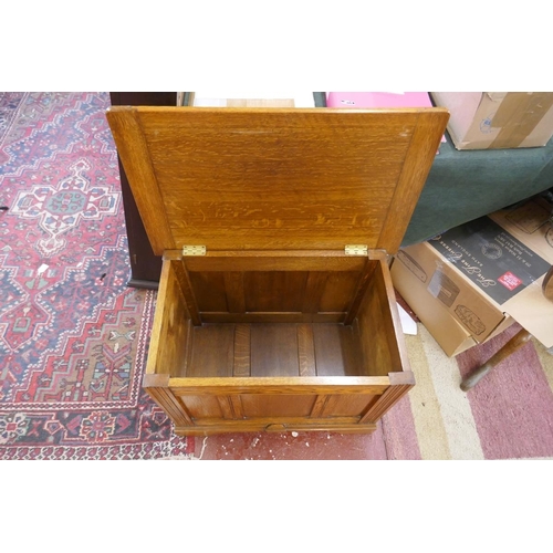 251 - Good quality oak blanket box - Approx size: W: 71cm D: 45cm H: 54cm