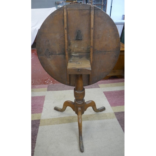 252 - Georgian tripod table - Approx D: 71cm