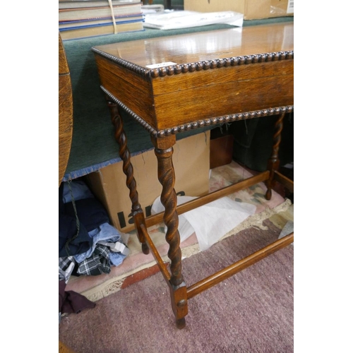 256 - Early 20thC oak cutlery table with barley twist legs and original lining