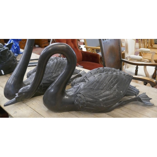 271 - Fine pair of bronze swans, height of tallest: 63cm