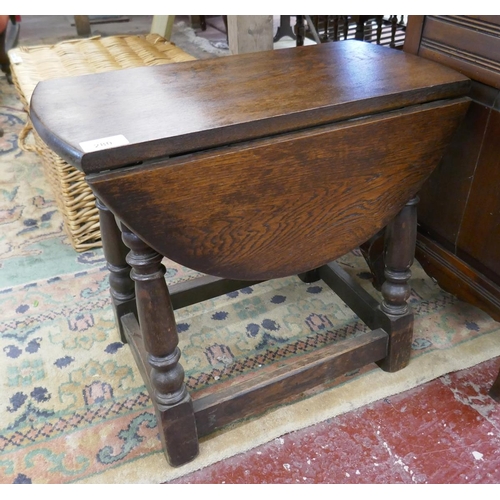 280 - Small oak drop leaf coffee table