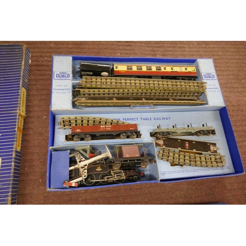 315 - Collection of 00 gauge railway engine, carriage, track station etc