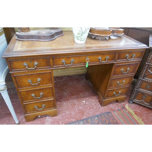 393 - Leather kneehole desk with its key