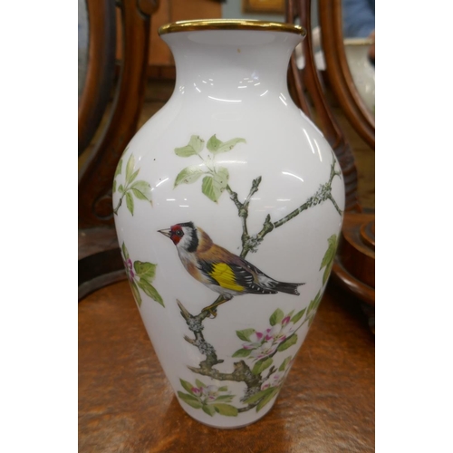 395 - Vintage 1981 Franklin Woodland Birds by Basil Ede vase - Approx height: 30cm