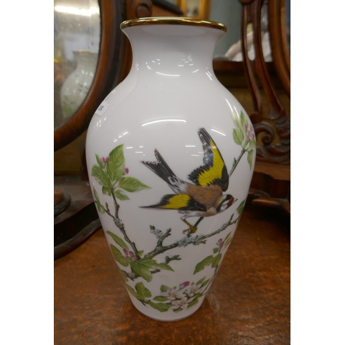 395 - Vintage 1981 Franklin Woodland Birds by Basil Ede vase - Approx height: 30cm