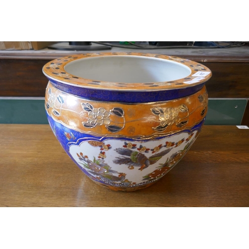 437 - Oriental bowl adorned with birds - Approx H: 25cm x D: 32cm
