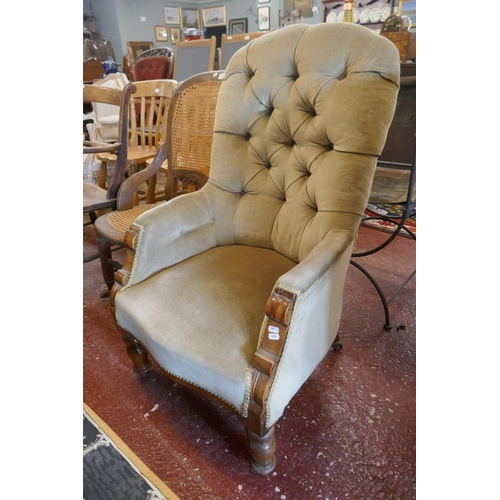 451 - Button back chair