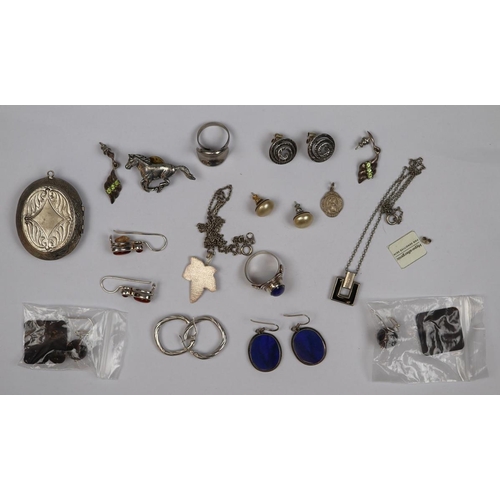 70 - Collection of silver jewellery