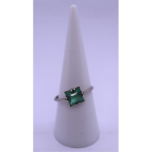 89 - Vintage green stone silver ring