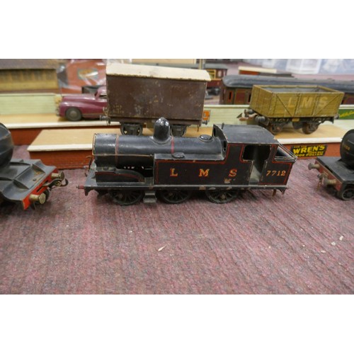 314 - Large gauge railway track, station, Flying Scotsman Engine etc