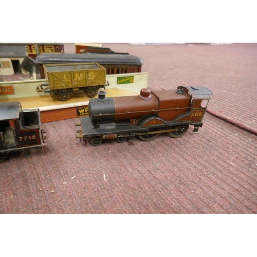 314 - Large gauge railway track, station, Flying Scotsman Engine etc