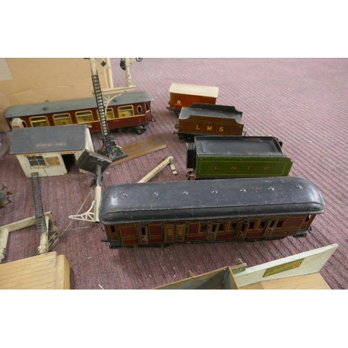 314 - Large gauge railway track, station, Flying Scotsman Engine etc