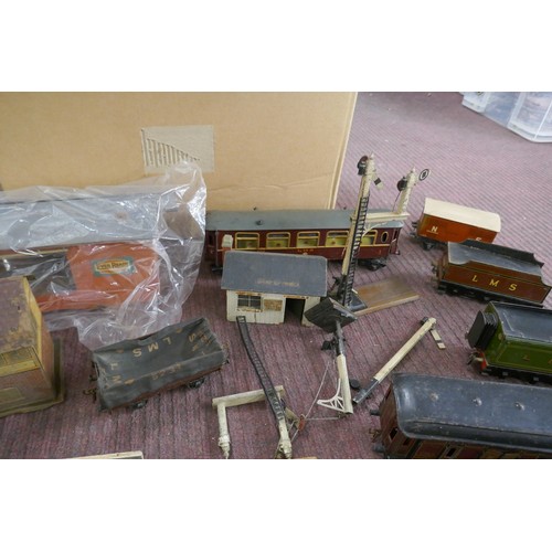 314 - Large gauge railway track, station, Flying Scotsman Engine etc