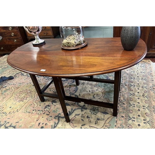 333 - Antique solid mahogany drop leaf table with brass stringing - Approx size L: 138cm W: 109cm H: 71cm