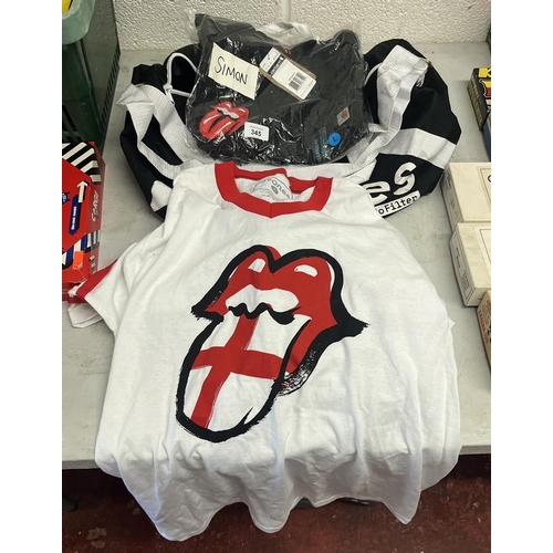 345 - 2018 Rolling Stones 'No Filter' tour bag, t-shirts, badges etc and VIP pass