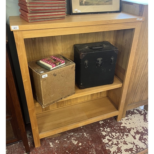 411 - Oak bookcase - Approx size W: 95cm D: 30cm H: 110cm