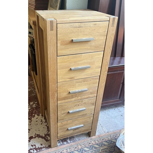 422 - Oak chest of 5 drawers - Approx size W: 47cm D: 43cm H: 119cm