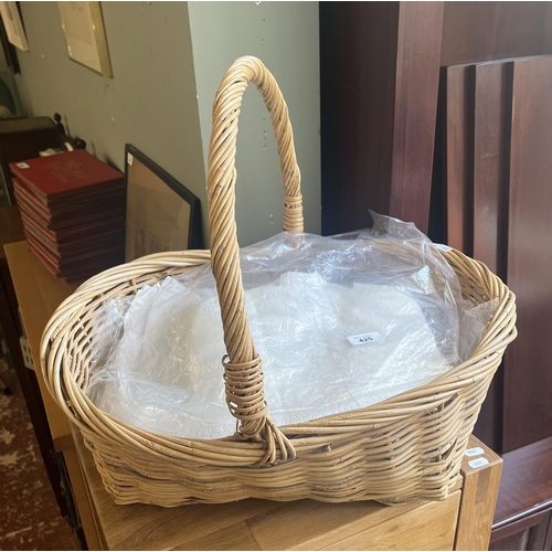 425 - Wicker basket containing linen and lace