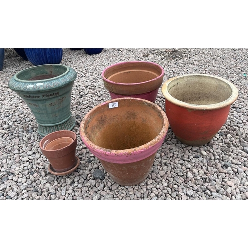 501 - Collection of garden pots of various sizes