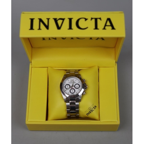 82 - Invicta Speedway - Stainless steel/white dial quartz chronographer with spare bracelet links