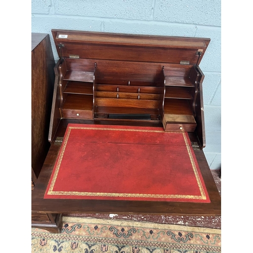 323 - Early 20th C. mahogany fall front writing bureau on tapered legs with spade feet - Approx size W: 75... 