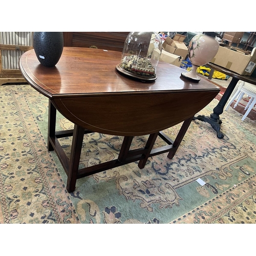 333 - Antique solid mahogany drop leaf table with brass stringing - Approx size L: 138cm W: 109cm H: 71cm