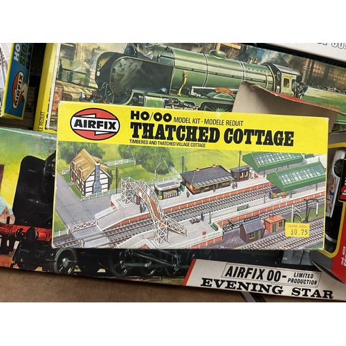 339 - Collection of mostly Airfix railway kits