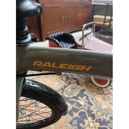 460 - Folding Raleigh bicycle in good working condition