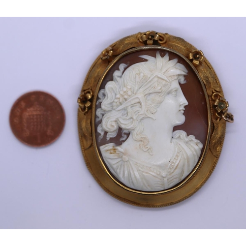62 - Victorian cameo brooch in pinchbeck depicting Ceres, Roman goddess of harvest