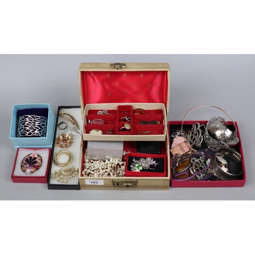 103 - Collection of costume jewellery