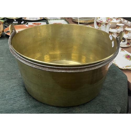 253 - Large antique brass jam pan with handle