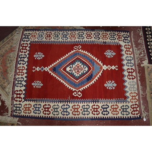 366 - Red patterned rug - Approx size: 200cm x 150cm