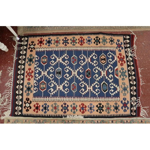 367 - Blue patterned rug - Approx size: 173cm x 119cm