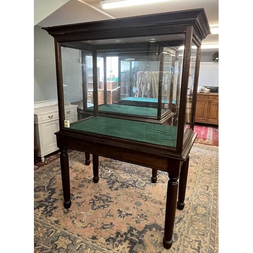 371 - Exhibition / museum quality display case with key  on stand with integrated lighting - Approx size: ... 