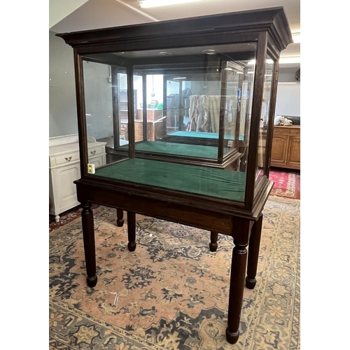 372 - Exhibition / museum quality display case with key  on stand with integrated lighting - Approx size: ... 