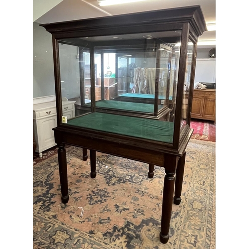 373 - Exhibition / museum quality display case with key  on stand with integrated lighting - Approx size: ... 