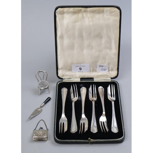 9 - Hallmarked silver fork set together with a small collection of hallmarked silver - Approx weight 138... 