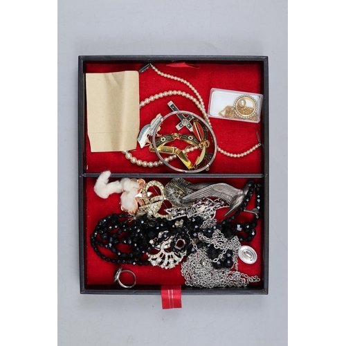 102 - Collection of costume jewellery