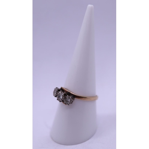 41 - 9ct gold 3 stone diamond ring - Size P½