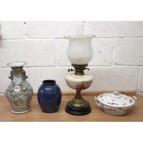 312 - Box of collectables to include vases and an oil lamp