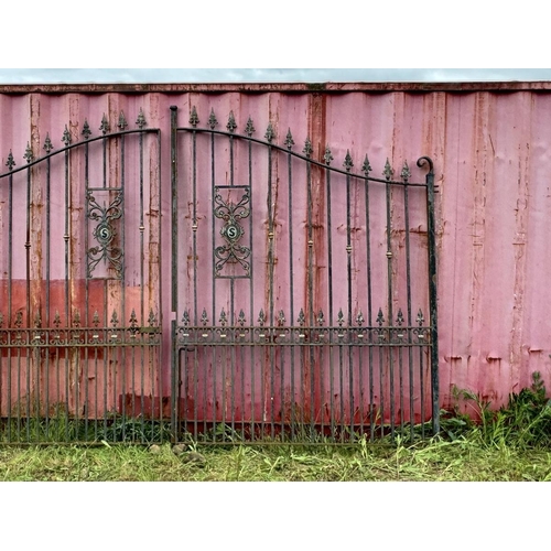 268 - Pair wrought iron garden gates - Approx size: 350cm x 228cm