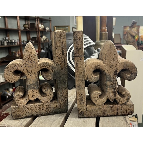 213 - Fleur-de-lis bookends