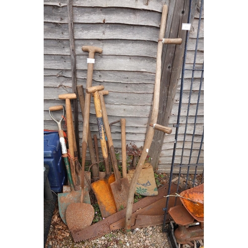 471 - Various shovels & tools etc