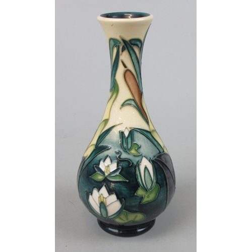 150 - Moorcroft vase - Approx height: 17cm