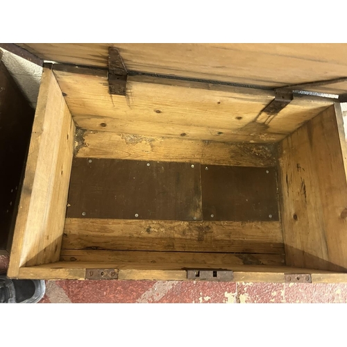 307 - Blanket box together with a trunk