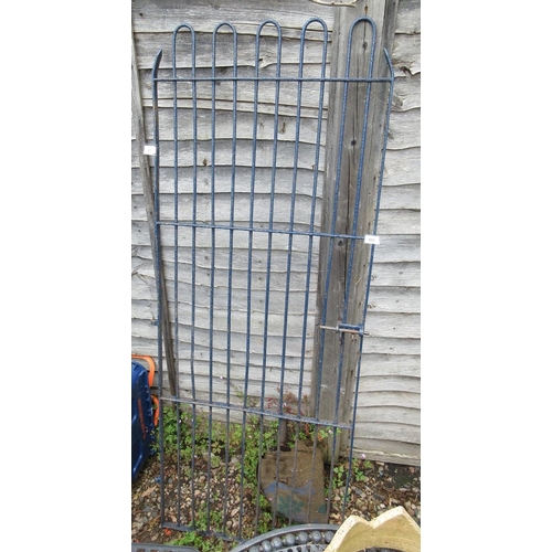 533 - Metal garden gate - Approx 67cm x 176cm