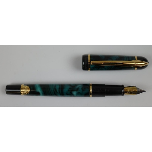 86 - Pen - Waterman Phileas in green marble with gold trim in original box